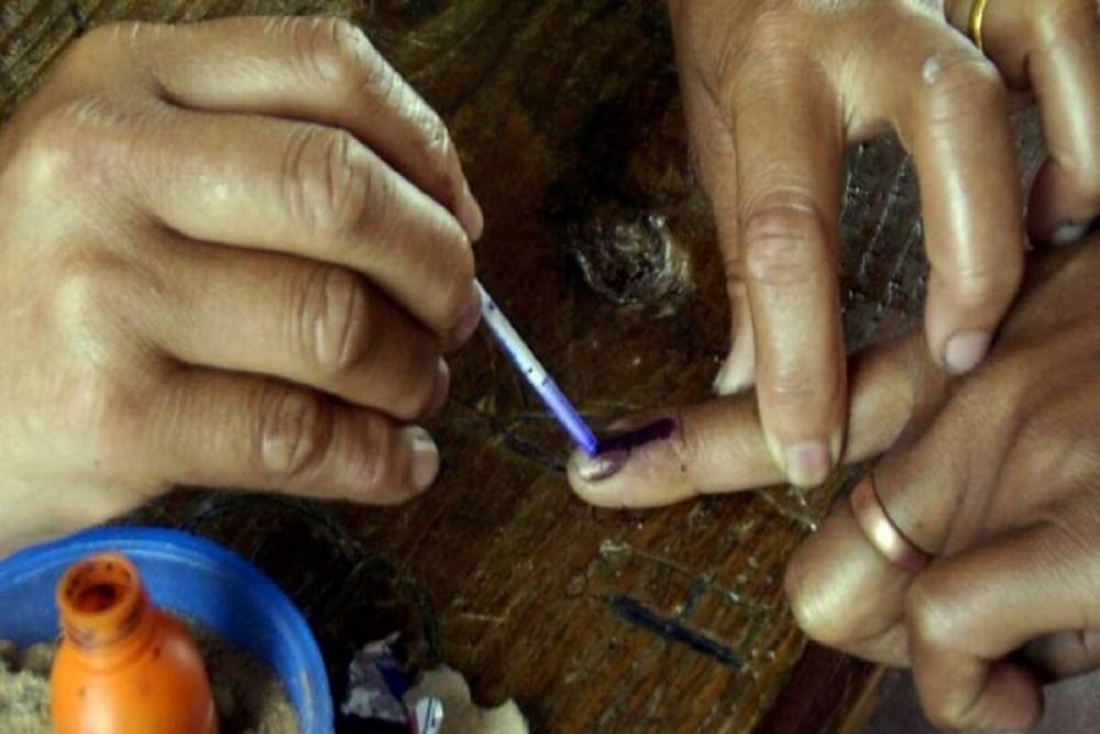 सिर्फ एक वोटर के लिए पूरा दिन पैदल चलकर यहां पहुंचते हैं चुनाव अधिकारी
