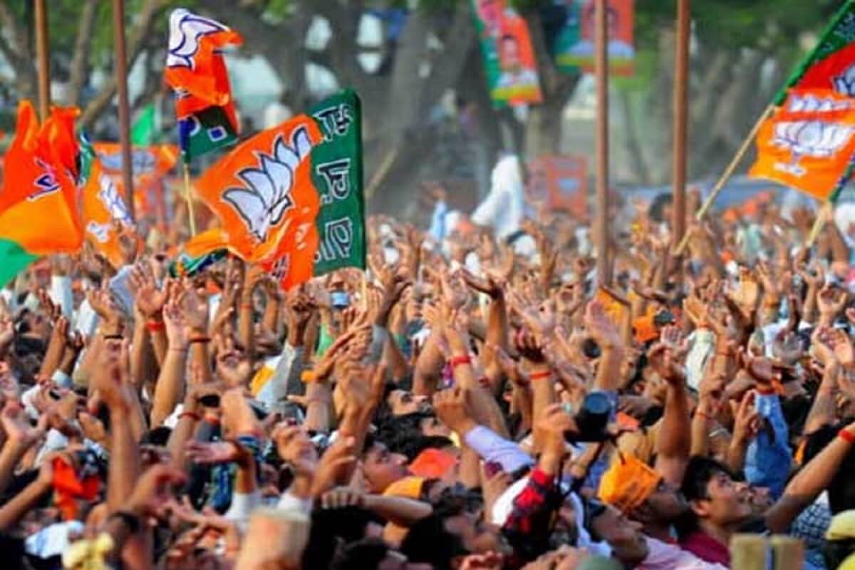 चौथे चरण के मतदान के दौरान हिरासत में लिया गया एक कुत्ता, कर रहा था बीजेपी का प्रचार