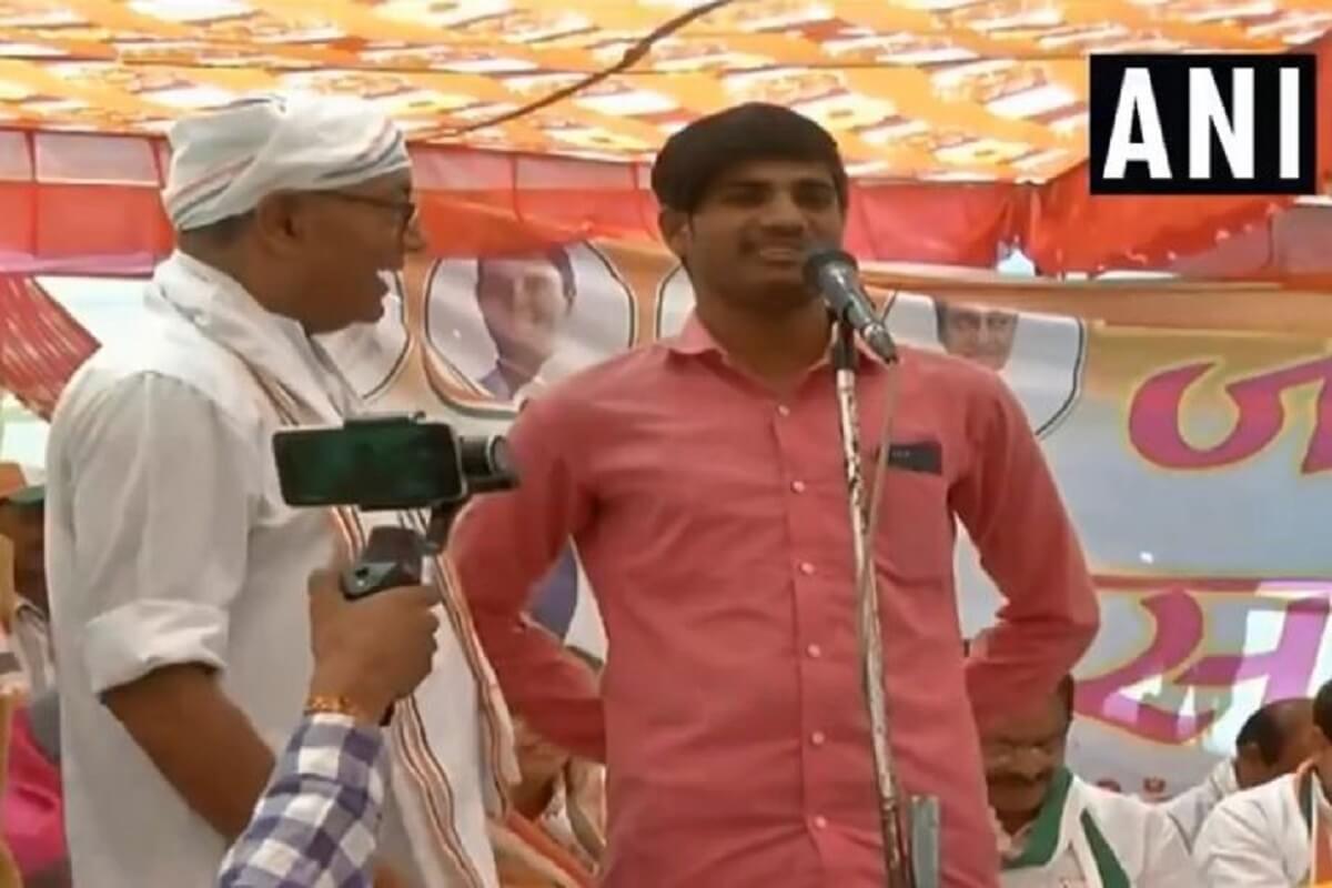 दिग्विजय सिंह को रैली में मिला वो शख्स जिसे मिले 15 लाख, मंच पर बांधा मोदी के तारीफों का पुल