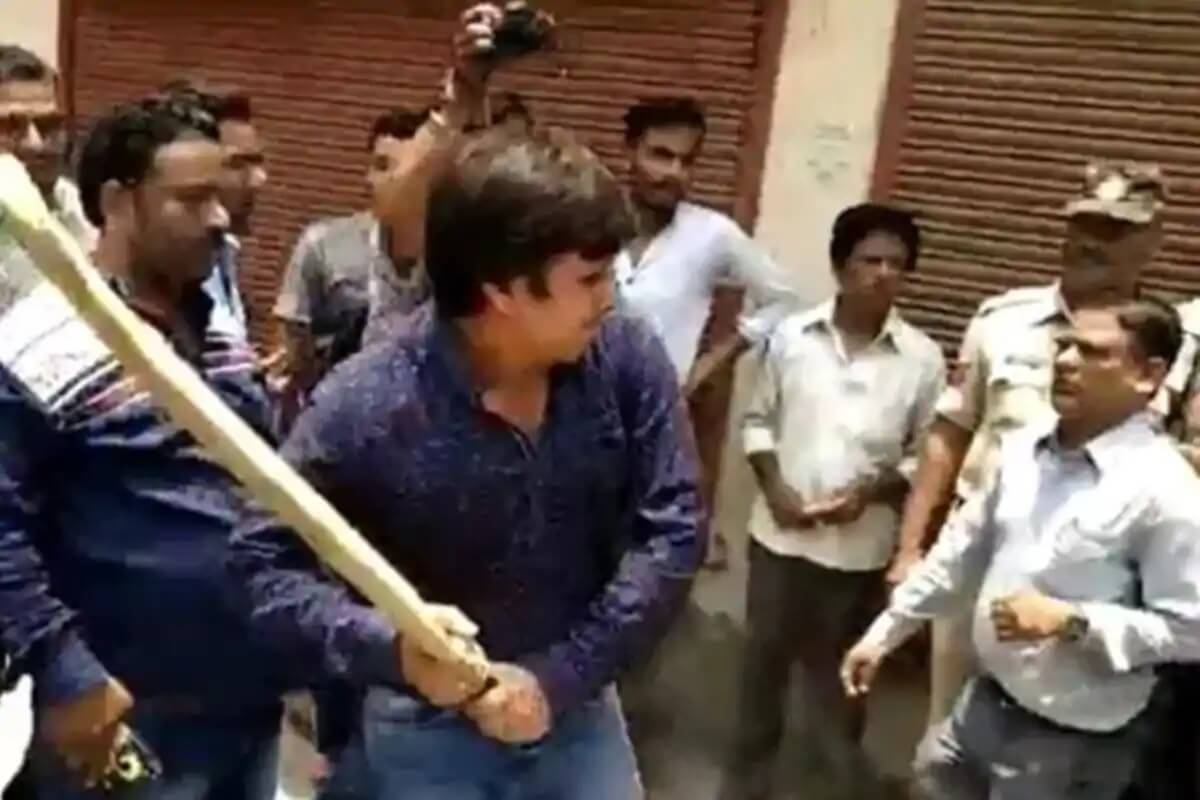 एक अधिकारी ही तो पिटा, बिचारे आकाश को जेल में डाल दिया