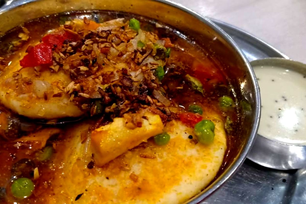 सॉफ्ट स्पाइसी सांभर और तड़का रवा इडली की Easy Homemade Recipe