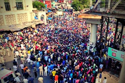 मुंबई के बांद्रा स्टेशन पर उमड़ा हजारों की संख्या में प्रवासी मजदूरों का जन सैलाब