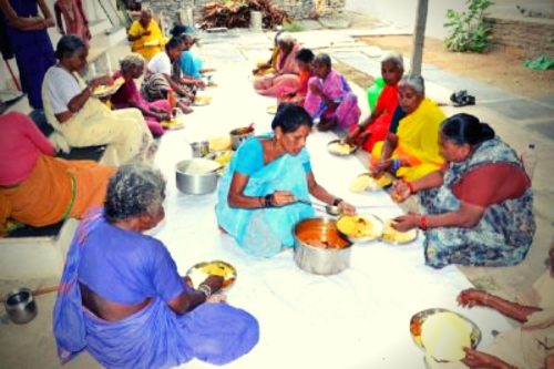 लॉकडाउन के वक्त में जरूरतमंदों की मदद करने वाले ये आम लोग!