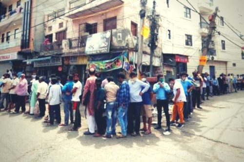 शराब की दुकानें खुली तो 2 गज क्या 2 कदम की भी दूरी पर नहीं खड़े थे शराबी!