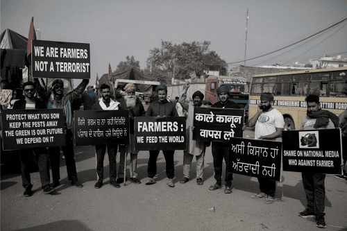 गोदी मीडिया भी तो किसान आंदोलन का बैरिकेड बना हुआ है