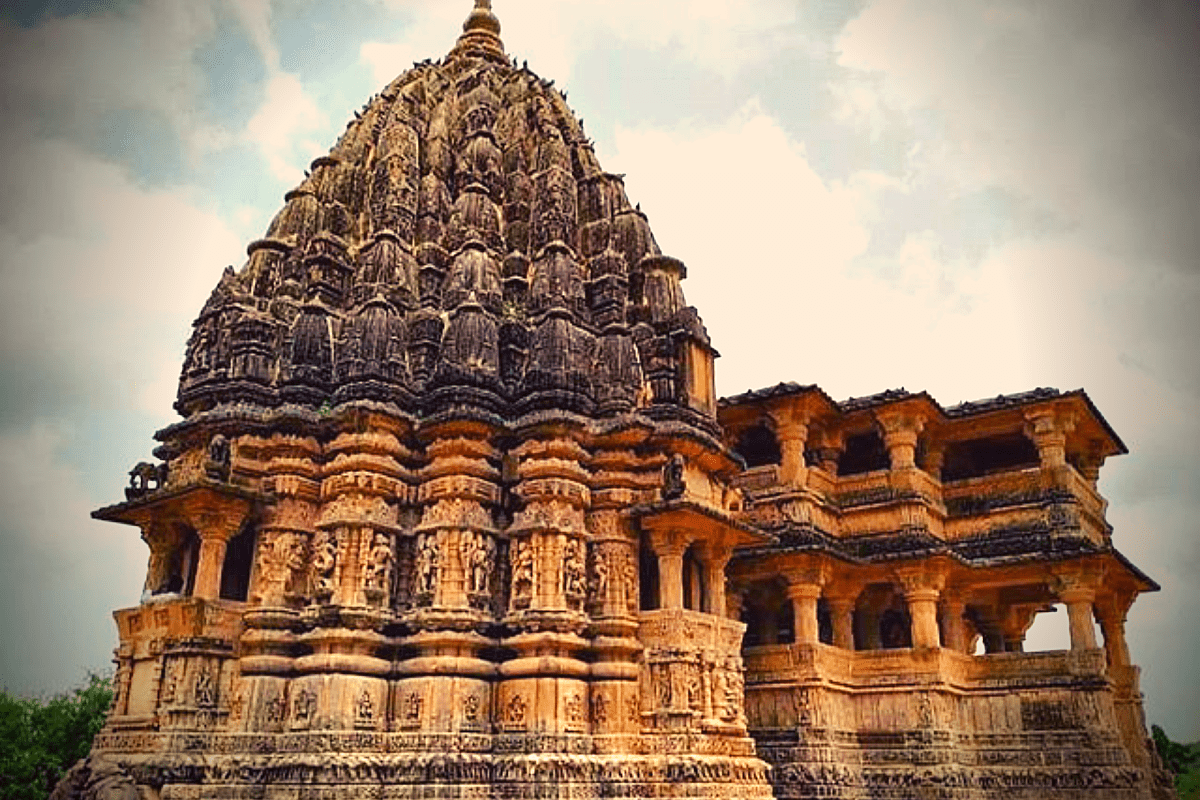 क्या नवलखा मंदिर को सच में किसी भूत ने बनाया है? और वो भी एक ही रात में!
