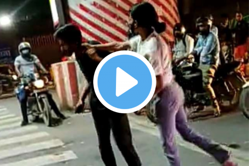 इस कैब चालक को पीटती रही ये लड़की, तमाशबीन बनी पुलिस और लोग