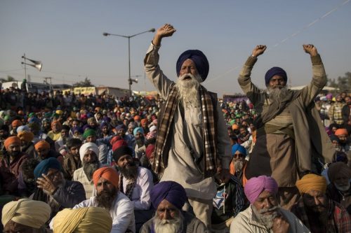 लखीमपुर में हिंसा: कार के द्वारा आंदोलनकारियों को रौंदे जाने के बाद देखिये गोदी अखबारों का शीर्षक